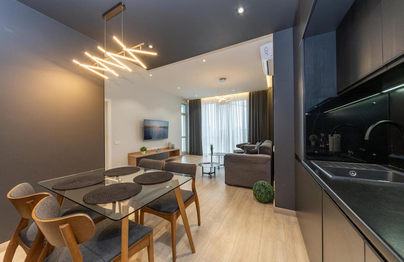 Royal Tower Residence Big Vip Apartment In Center Floor 27 Kyiv Exterior photo